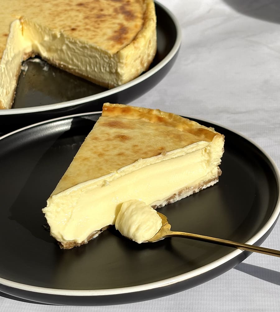 Porcion cremosa de tarta Natta sobre plato negro