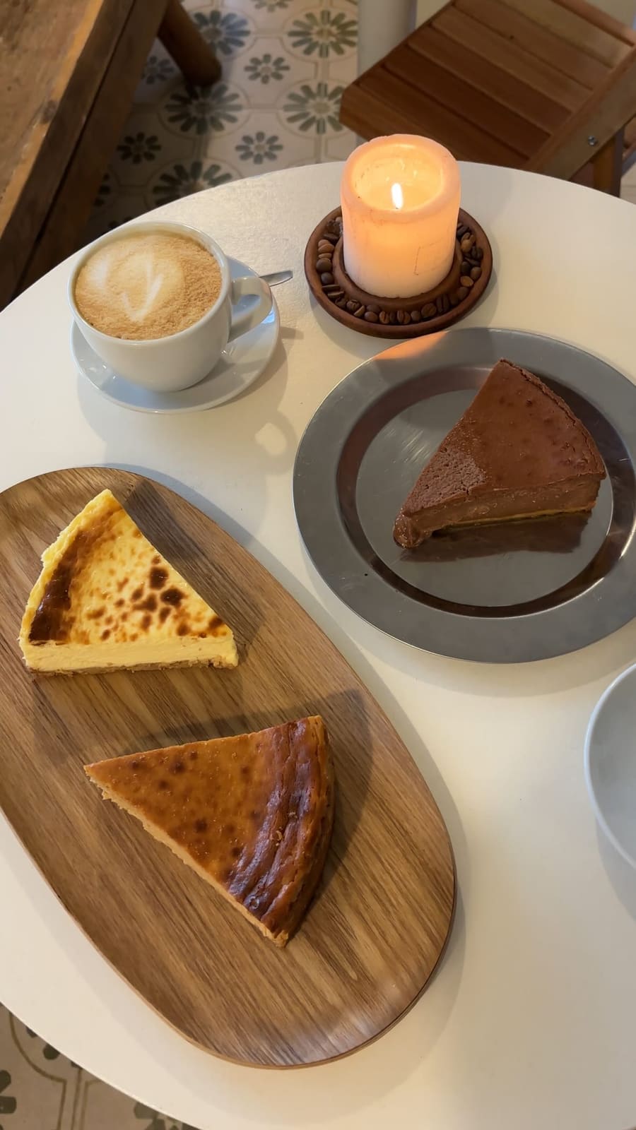 Mesa con porciones de torta vasca y cafe