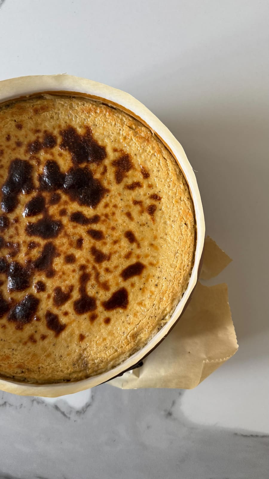 Tarta vasca caramelizada vista desde arriba